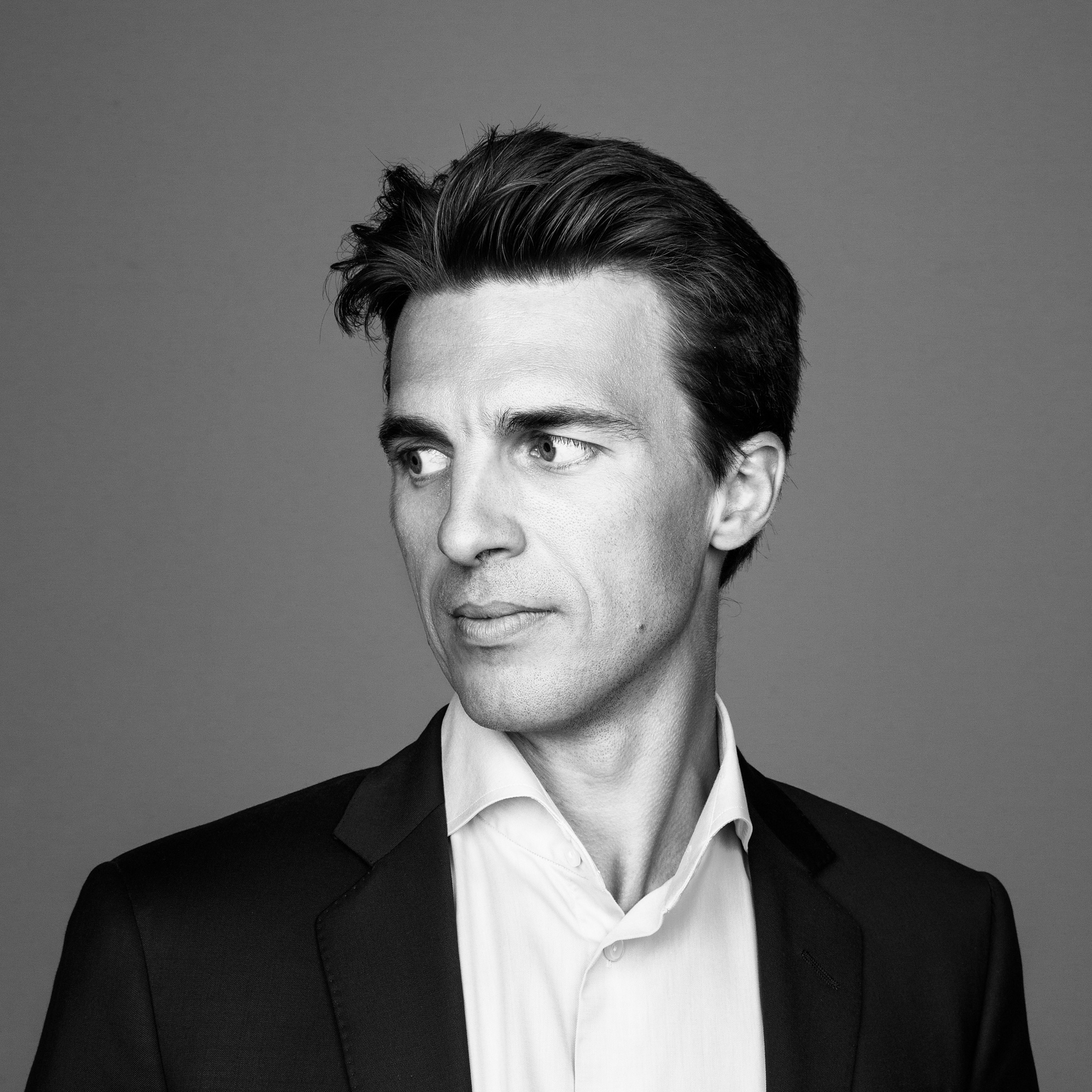 Portrait corpo de Mr Marcotte en veston bleu sur fond gris.
Professional business portrait or Mr Marcotte on a grey background.